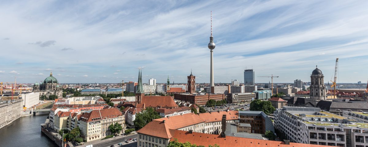 Panorama von der Fischerinsel, Blick Richtung Alexanderplatz, Fernsehturm, Rotes Rathaus, Nicolaikirche, Berliner Dom.